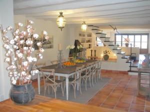 uma sala de jantar com uma mesa e cadeiras e uma escadaria em Cas Puput em Sóller