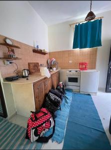 uma cozinha com fogão e algumas malas num quarto em Luna House Lighthouse em Dahab