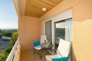 een balkon met een tafel en stoelen bij Alborada Golf 1 3c Spaniahome in L'Alfas del Pi