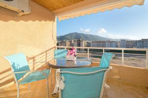 een tafel en stoelen op een balkon met uitzicht bij Alborada Golf 1 3c Spaniahome in L'Alfas del Pi