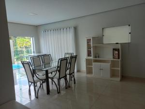 a dining room with a table and chairs and a tv at Casa Capitolio in Capitólio