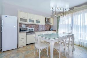 A kitchen or kitchenette at Alya Villa Butik Hotel