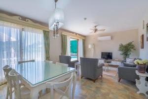 A television and/or entertainment centre at Alya Villa Butik Hotel