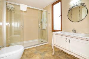 A bathroom at Alya Villa Butik Hotel