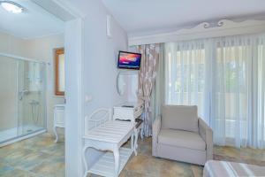 A television and/or entertainment centre at Alya Villa Butik Hotel