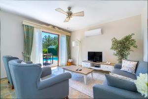 A television and/or entertainment centre at Alya Villa Butik Hotel