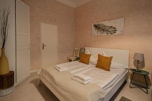プラハにあるRose Ruterra Suiteのベッドルーム1室(大型ベッド1台、タオル付)