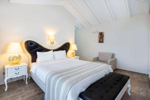 A bed or beds in a room at Alya Villa Butik Hotel