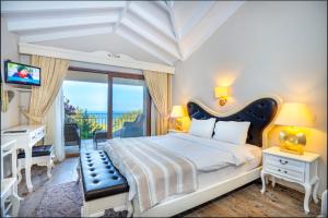 A bed or beds in a room at Alya Villa Butik Hotel