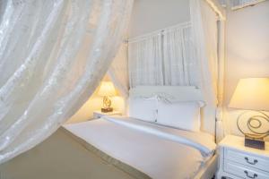 A bed or beds in a room at Alya Villa Butik Hotel