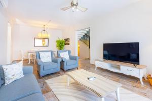 A television and/or entertainment centre at Alya Villa Butik Hotel