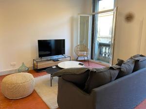 Televízia a/alebo spoločenská miestnosť v ubytovaní Appartement entièrement rénové au cœur d’Avignon