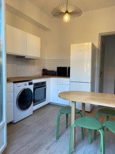 Kuchyňa alebo kuchynka v ubytovaní Appartement entièrement rénové au cœur d’Avignon
