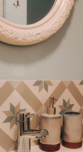 een badkamer met een wastafel met een spiegel aan de muur bij The Nook, Portstewart in Portstewart