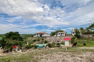 un'immagine di una casa in cima a una collina di Gavra Cabana at Bella Vue Estate a Georgeville