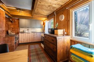 Kuchyňa alebo kuchynka v ubytovaní Old Fashioned Cottage in Lopusna dolina near High Tatras