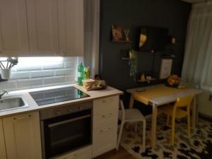 Kuchyňa alebo kuchynka v ubytovaní Apartman 7th Heaven