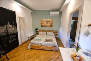 een slaapkamer met een bed in het midden van een kamer bij Dream House in Piazza Armerina