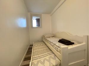 um pequeno quarto com um beliche num quarto em Le Familial - Calme et convivial em Meythet