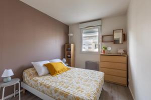 een slaapkamer met een bed, een dressoir en een raam bij Le Colibri - 3 chambres et balcon in Châtillon