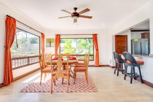 a dining room with a table and chairs at Casa Gerónimo in Playa Hermosa