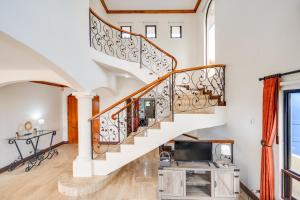 una escalera en una casa con paredes blancas y suelo de madera en Casa Gerónimo en Playa Hermosa