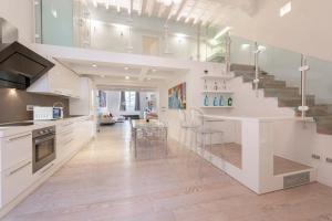 een keuken met een trap met witte kasten en een eetkamer bij Le Grazie Luxury Apartment in Florence