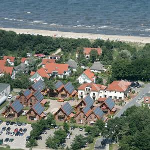 eine Luftansicht einer Stadt mit Häusern und einem Strand in der Unterkunft Usedom Bike Hotel & Suites in Ostseebad Karlshagen