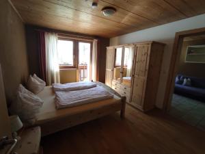 niewielka sypialnia z łóżkiem i oknem w obiekcie Fluenerhof w mieście Fleres