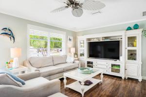 a living room with a couch and a tv at Sea Salt Harbor in Marathon