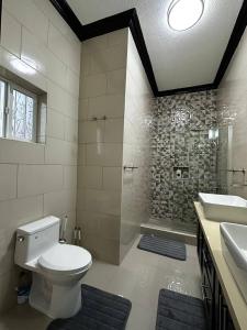 Kupatilo u objektu Luxury Living- Modern - Contemporary Home with Brand New Pool in Manor Park