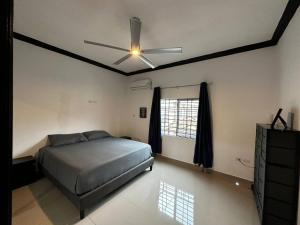 Krevet ili kreveti u jedinici u okviru objekta Luxury Living- Modern - Contemporary Home with Brand New Pool in Manor Park