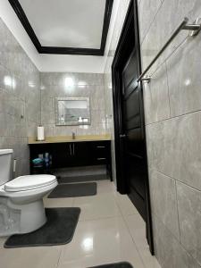 Kupatilo u objektu Luxury Living- Modern - Contemporary Home with Brand New Pool in Manor Park