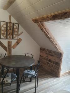 une salle à manger avec une table et des chaises dans l'établissement Bienvenue chez les ch'oups ' la ooh', à La Bourboule