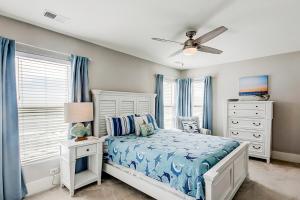 - une chambre avec un lit et un ventilateur de plafond dans l'établissement Blue Wave, à Myrtle Beach