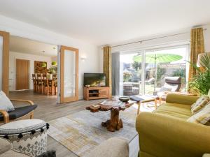 ein Wohnzimmer mit einem Sofa und einem Tisch in der Unterkunft Sanibel in Christchurch