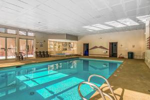 a large swimming pool with chairs in a building at Skiers Paradise in Keystone