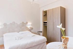 sypialnia z białym łóżkiem i szafą w obiekcie Roma Talenti Fucini B&B w Rzymie