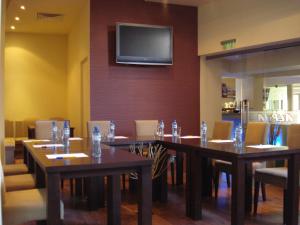TV a/nebo společenská místnost v ubytování ALPHA family HOTEL