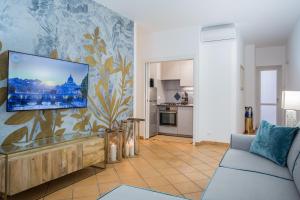 ein Wohnzimmer mit einem Flachbild-TV an der Wand in der Unterkunft Domus Regola Luxury Apartment in Rom