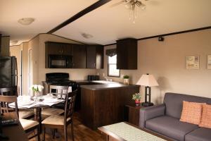 een keuken en een woonkamer met een tafel en een bank bij Vine Ridge Resort in Niagara on the Lake