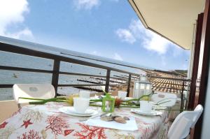 ein Tisch auf einem Balkon mit Blick auf das Meer in der Unterkunft Residence Corallo in Caorle