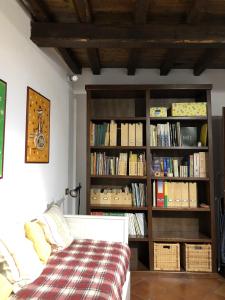 a living room with a book shelf filled with books at Verso Sud in Sutri