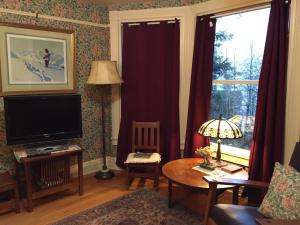 Un lugar para sentarse en Alaska's Capital Inn Bed and Breakfast