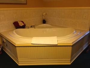 Ένα μπάνιο στο Alaska's Capital Inn Bed and Breakfast