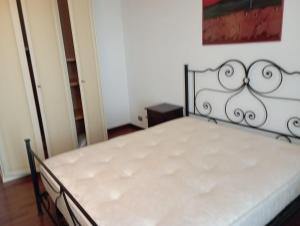metalowe łóżko w pokoju z: w obiekcie Niguarda Alfred House w mieście Bresso