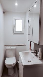 阿爾梅里亞的住宿－Panorama Cathedral，白色的浴室设有卫生间和水槽。