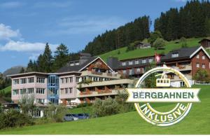 un panneau indiquant berllingen devant un complexe dans l'établissement Ferien- und Familienhotel Alpina Adelboden, à Adelboden