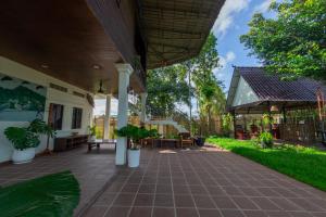 um pátio exterior de uma casa com plantas em The Green Home em Siem Reap