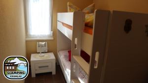 Dormitorio pequeño con litera y mesa pequeña en Glamping Kromlau en Gablenz